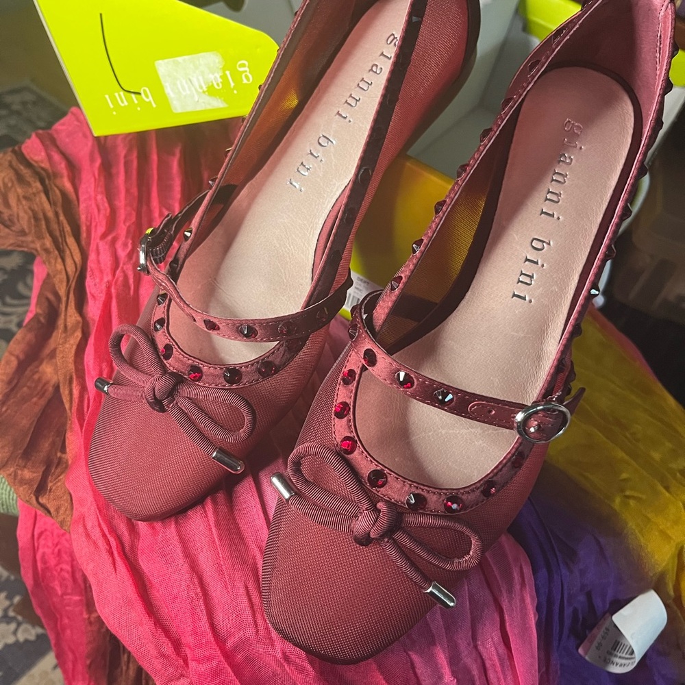Gianni Bini Red Heels Elegant Design